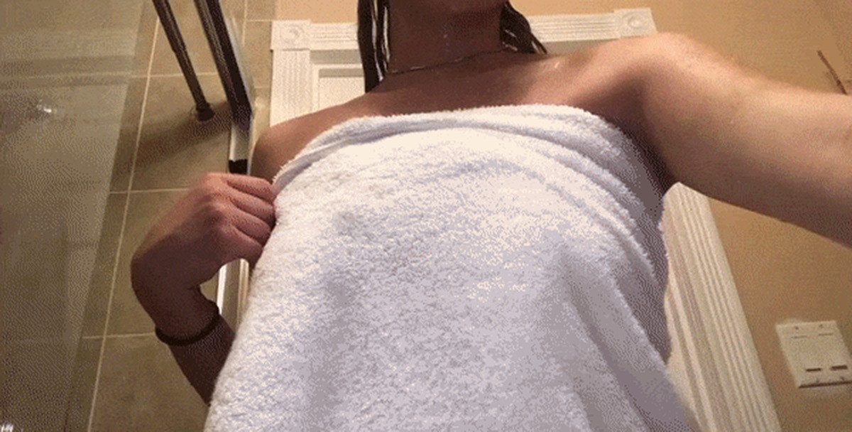 Фото сиськастой девушки разрывающей блузку в ванной