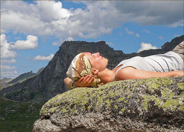 Блондинка делает минет на скалах и трахается на одеяле в горах