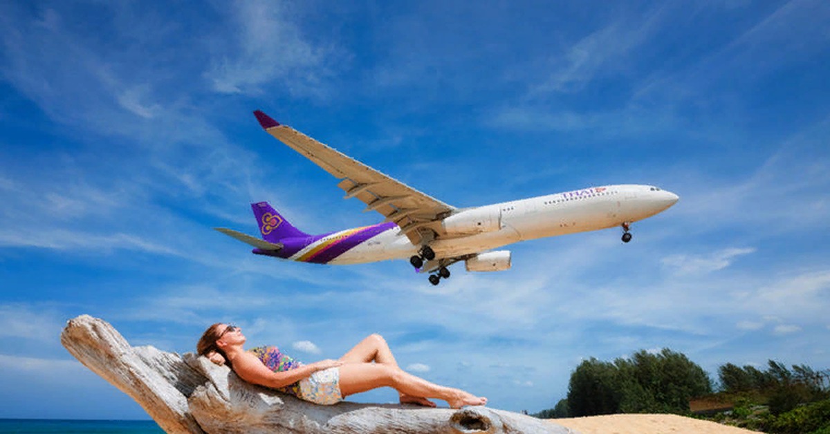 Фото эротика - голая красотка и самолет