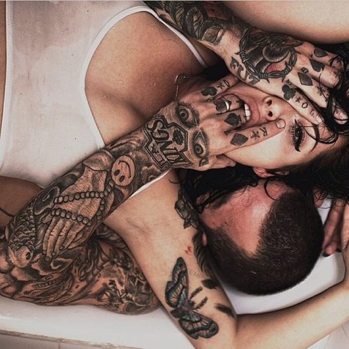 Голая подруга с татуированными бровями отсасывает ухажеру