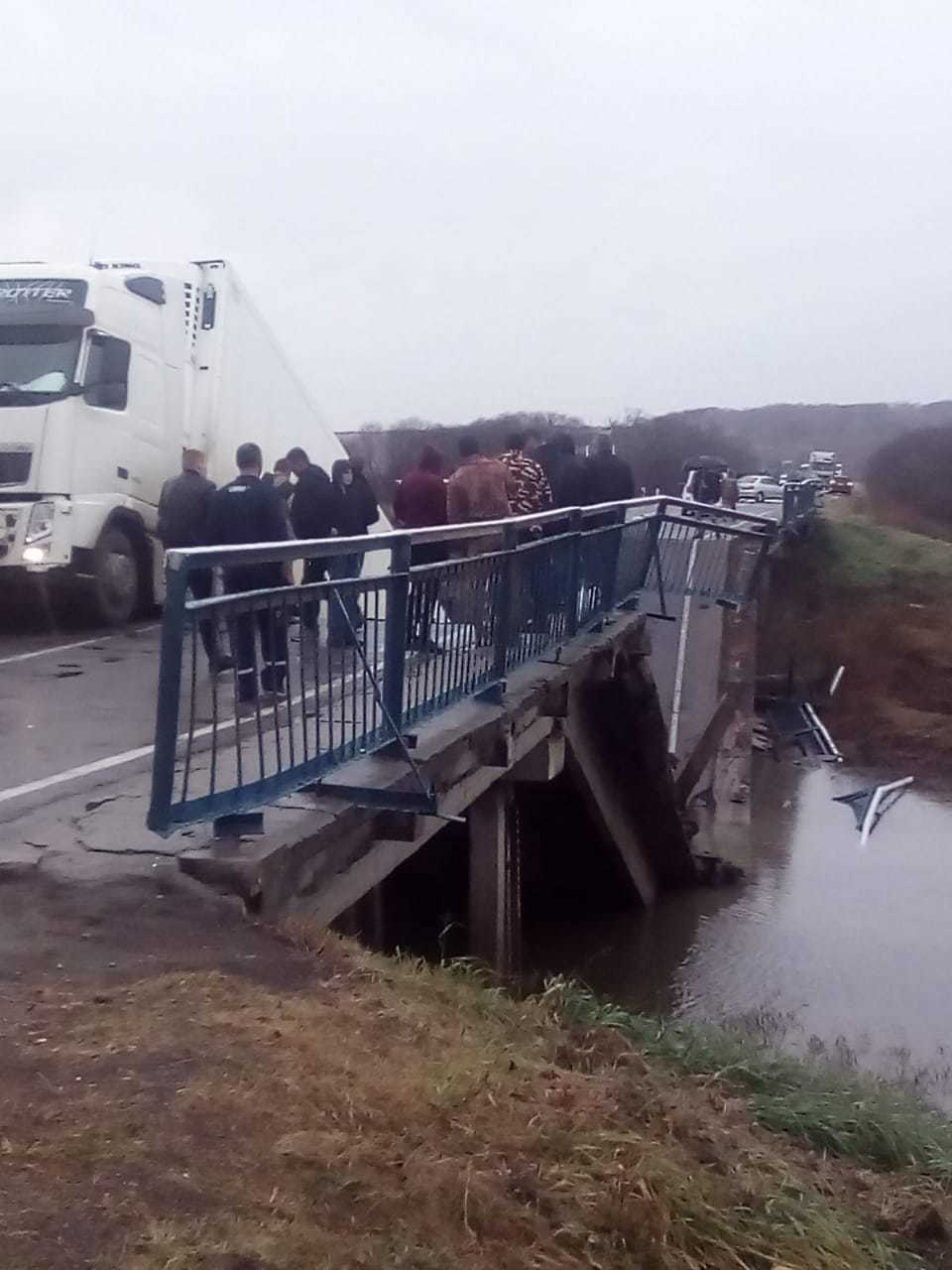 В продолжении о падении моста в Осиновке. Погибли девушка с ребенком |  Пикабу