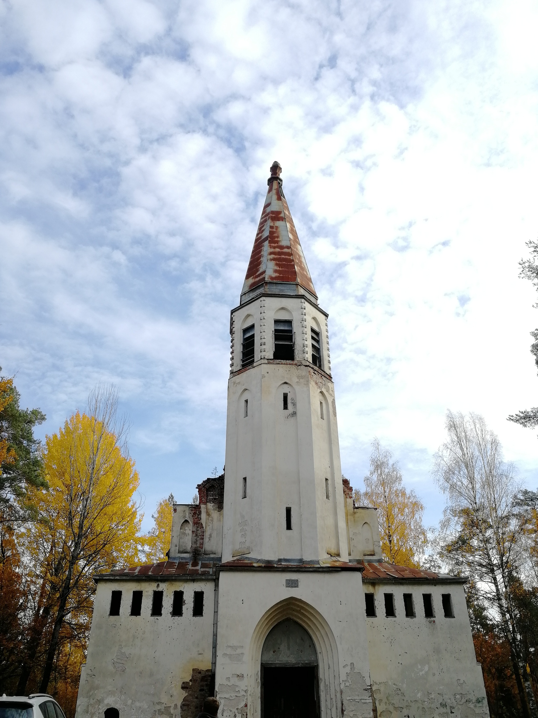 Заброшенная готическая кирха в лесах Карелии | Пикабу