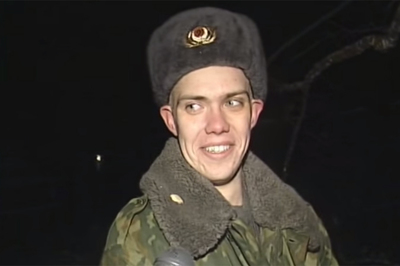 солдат случайно сжег бтр пытаясь разогреть еду. 1514798700171990287. солдат случайно сжег бтр пытаясь разогреть еду фото. солдат случайно сжег бтр пытаясь разогреть еду-1514798700171990287. картинка солдат случайно сжег бтр пытаясь разогреть еду. картинка 1514798700171990287. Пользователь YouTube под ником Foxtrot Fox опубликовал видео, в котором российский солдат-срочник признаётся в том, что случайно поджёг БТР-82А, пытаясь разогреть еду.