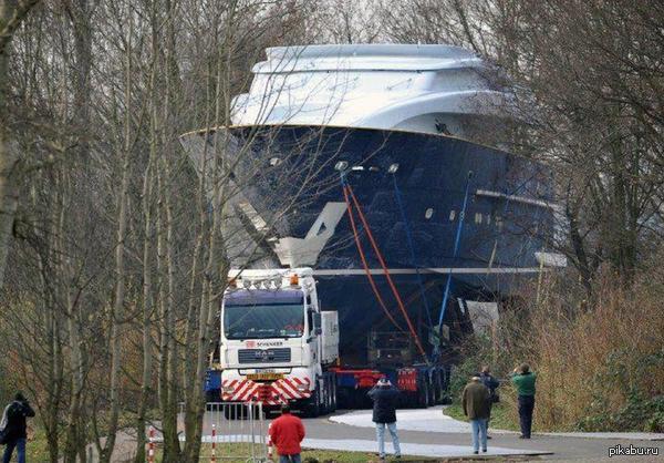 Да по любому это миниатюрный катерок Януковича на прицепе