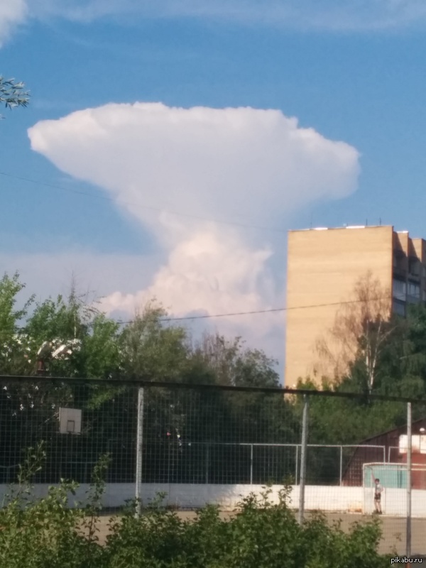 просто облако в форме ядерного гриба