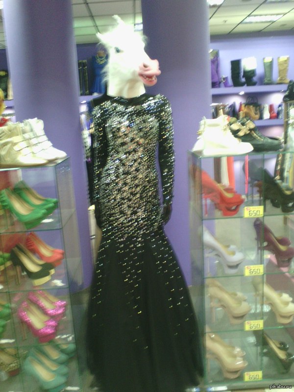 In the mall - The photo, Shopping center, Horse head, Dummy