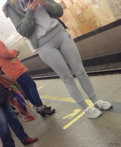 Натяни лосины. Девушки в спортивных штанах. Натянула штаны. Девушки в лосинах в метро. Девушка натягивает штаны.