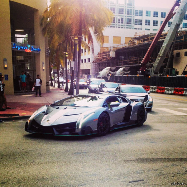 Lamborghini Veneno    3 . )