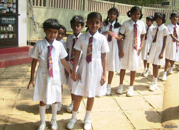 Форма шри. Школьная форма в Шри Ланке. Школьная форма Шри Ланка. Школьная форма в ШРИЛАНКИ. Школьная форма в Аргентине.