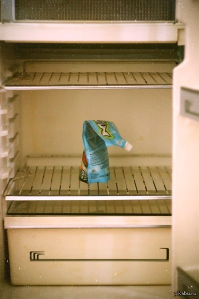 Открыли старый холодильник а там затерянная. Пустой холодильник. Старый пустой холодильник. Переполненный холодильник. Мемы про пустой холодильник.