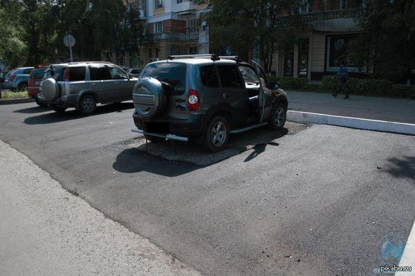 Вот как укладывают асфальт у нас в городе.