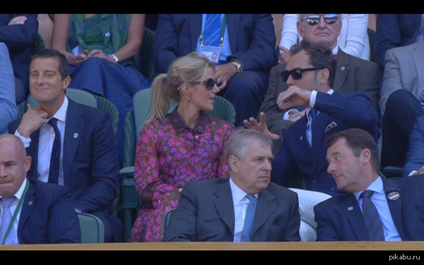 Джуд Лоу весь день флиртовал с женой Беара Гриллса на Уимблдоне. Лицо Беара Гриллса говорит само за себя.