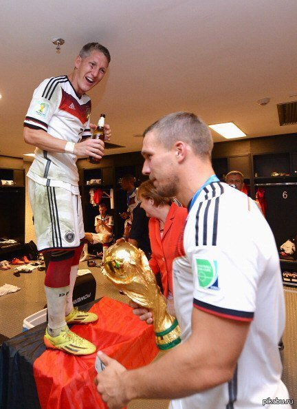 Швайнштайгер топчется на флаге Правого Сектора!