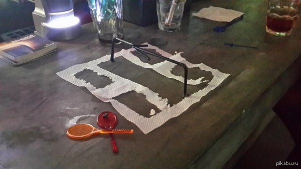 Когда сидящий рядом друг клеит соседку по барной стойке, а ты интроверт