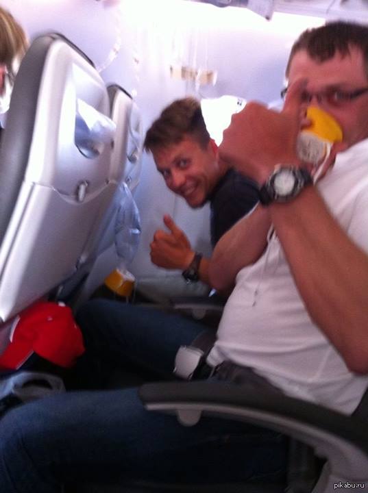 Сразу видно - наши парни! Рейс из Франкфурта.