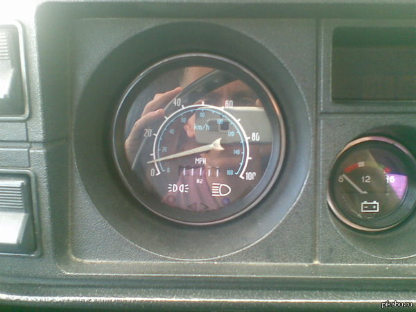 Ровно 1 год назад я получил водительское удостоверение. Ровно 1 год назад я купил машину. и сегодня, приехав к работе я заметил подарок от своей машины =) P.S.Фотав на очень старый тапок.