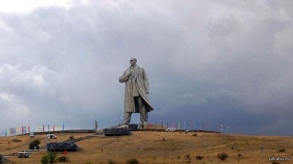 А тем временем ночью украинская армия установила памятник С.Бандере на кургане Саур-Могила в честь Дня Независимости Украины.