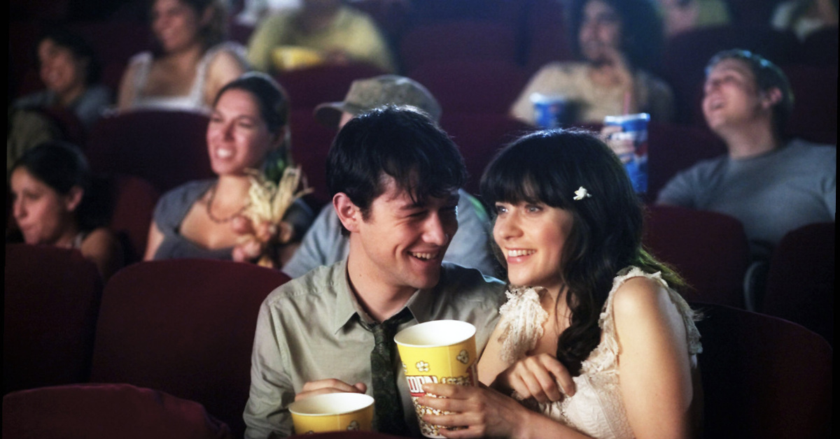 Cinema topic. Зои Дешанель 500 дней лета. Парень с девушкой в кинотеатре. Парочка в кинотеатре. Кадр из фильма кинотеатр.