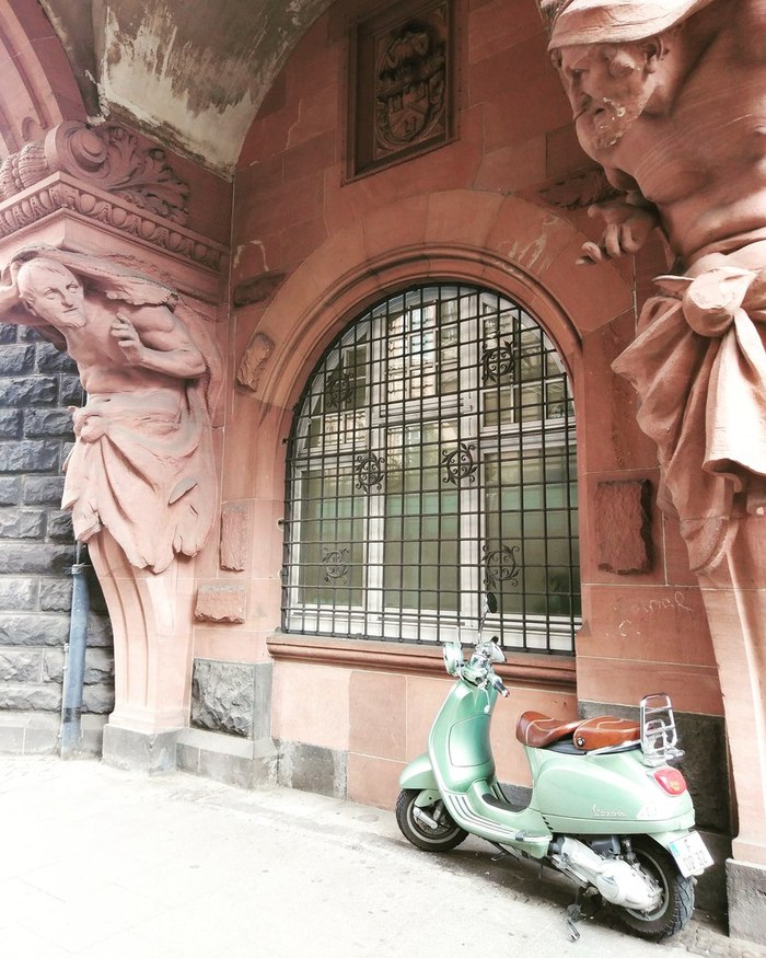 These sculptures on the streets of Frankfurt seem to be talking to each other - My, Germany, , Frankfurt am Main, Sculpture, Moped