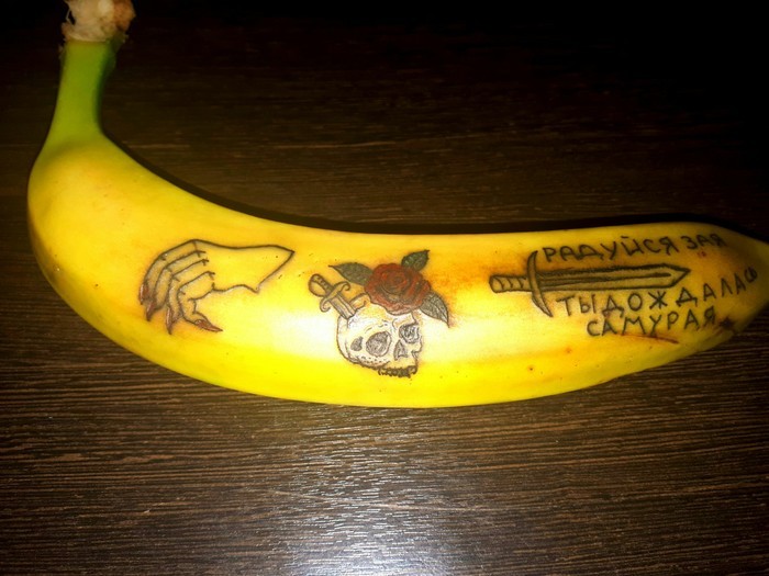 Даже у банана есть татуха...