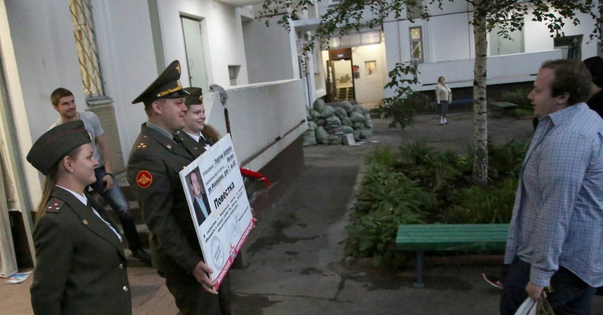 Военкомат приходит. Вручение повестки в военкомат. Вручение повесток призывникам. Военкомат смешные фото. Вручение повестки в военкомат призыв.