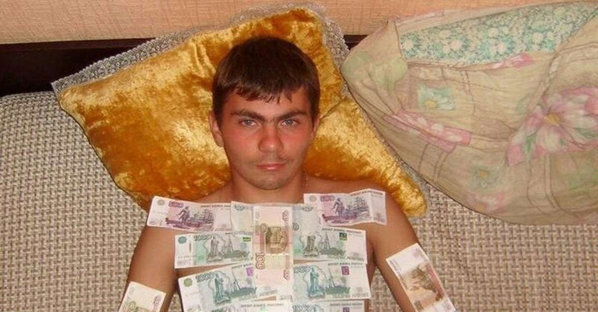 Пресс денег. Пресс из денег. Засыпало деньгами. Человек усыпан деньгами.