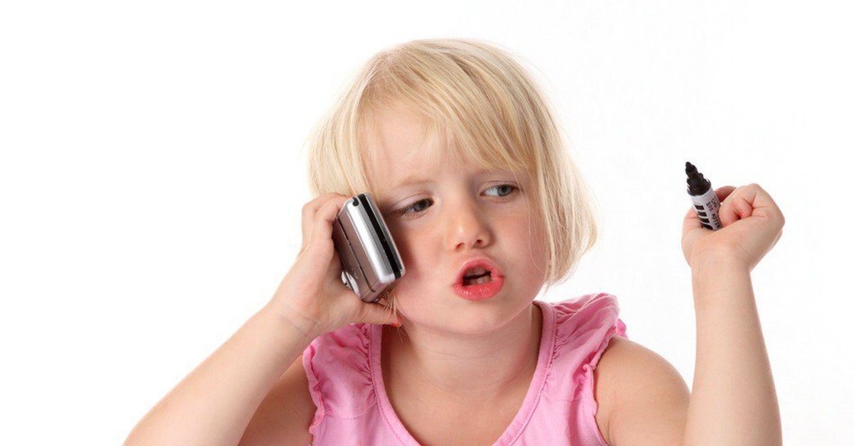 Слушать позвоните дети. Ребенок говорит по телефону. Ребенок звонит по телефону. Разговор по телефону для детей. Ети говорит по телефону.