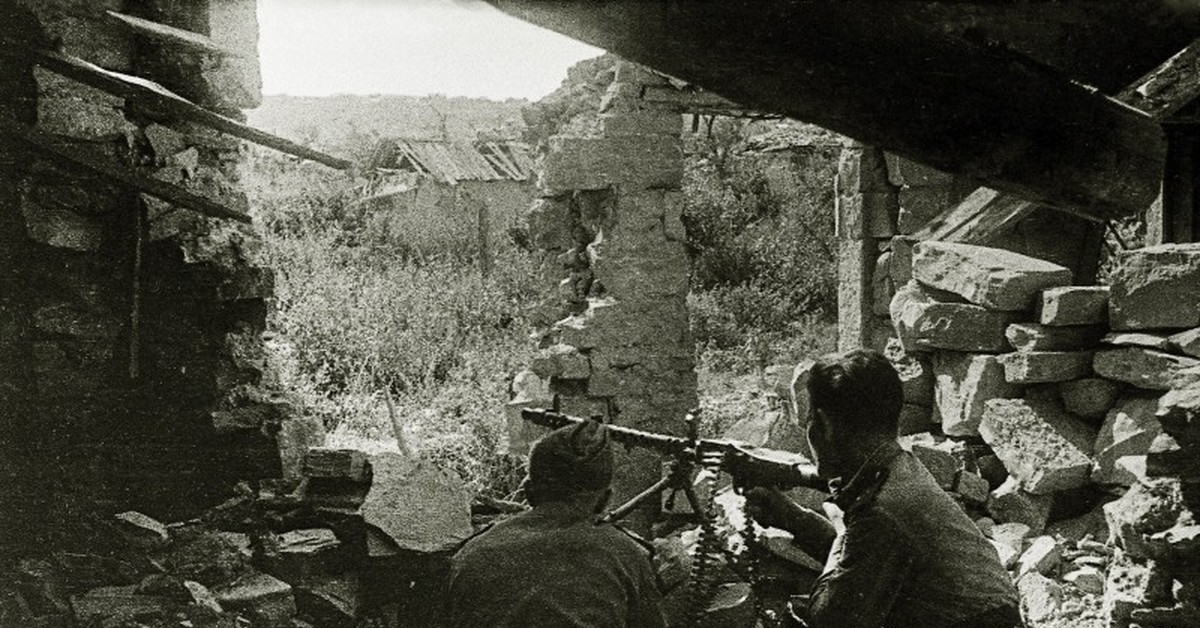 Плацдарм новороссийск. Новороссийск малая земля 1943. Малая земля Новороссийск ВОВ. Бои в Новороссийске в 1942. Битва за Новороссийск 1942.