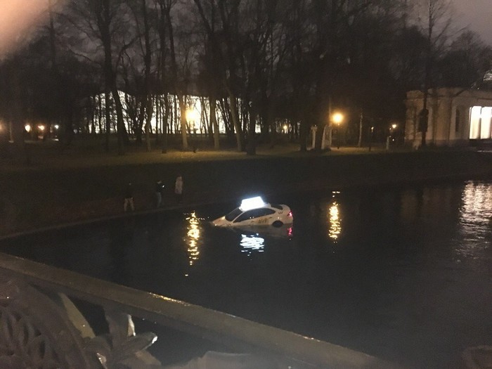 Eyewitnesses filmed how the Yandex. Taxi car floats along the Moika in St. Petersburg - Video, news, Yandex Taxi, Yandex., Drowned, Car, Taxi, Saint Petersburg, Longpost