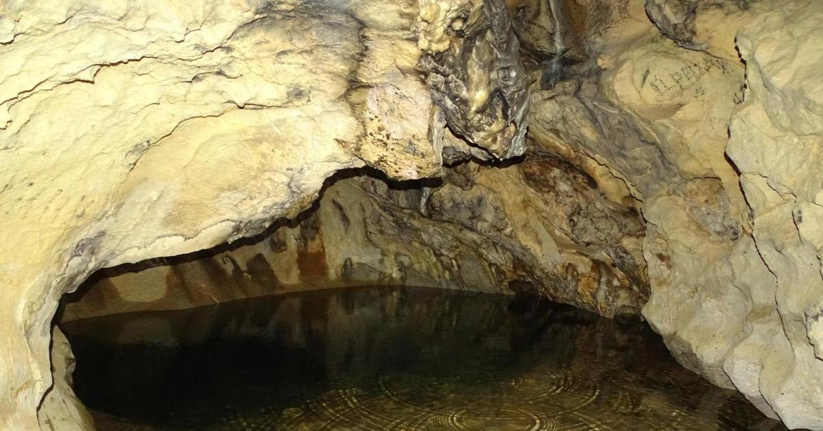 Underground lake. Николаевская пещера Приморский край. Пещера Николаевская Дальнегорск. Пещера чертовы ворота Дальнегорск. Озеро Николаевской пещеры Дальнегорск.