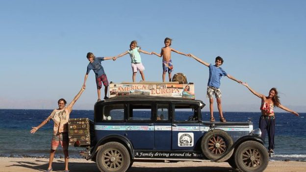 Аргентинская семья 17 лет колесит по миру на винтажной машине 1928 года. В  дороге родили 4-х детей!! | Пикабу