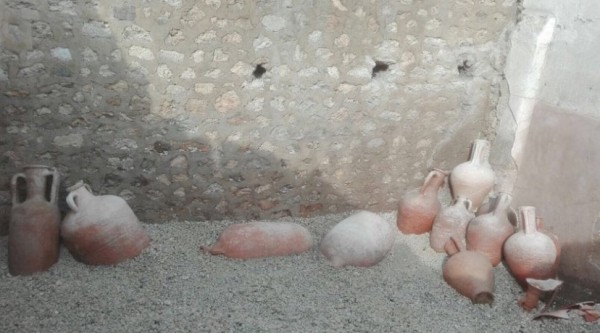 New excavations in Pompeii: a warehouse of amphorae emerged from the ground, photo - My, Italy, Pompeii