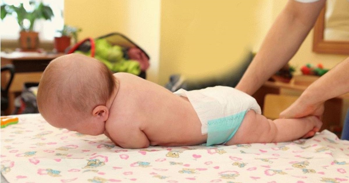 Ребенок лежит на животе 2 месяца. Выкладывание ребенка на живот. Грудничок выгибает спину.