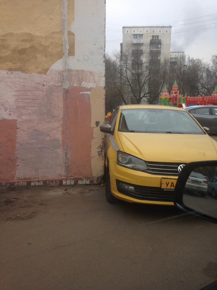 Тесные московские дворы, плотная парковка