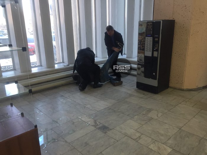 The technician subdued the brawler in the building of the Omsk Ministry of Economy - Omsk, Saratov vs Omsk, Security