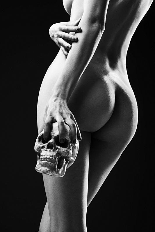 The woman taking out a brain... :-). Or carrying a brain - NSFW, Beautiful girl, Girls, Erotic, 18+, Scull, Strawberry