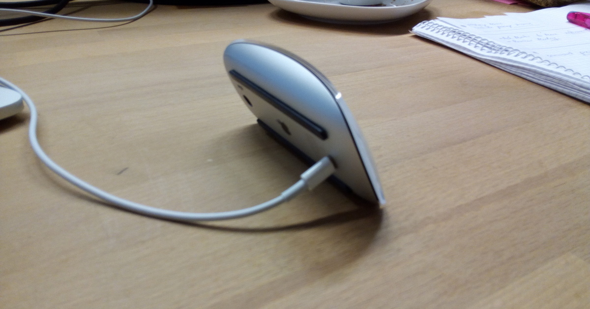 Как заряжать беспроводную мышь. Беспроводная мышь Эппл зарядка. Зарядка мышки Apple Magic Mouse 2. Мышь Apple Magic Mouse зарядка. Мышка эпл на зарядке.