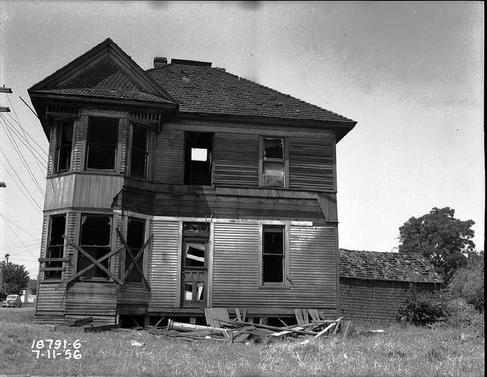 Only the old house remains - House, Black and white photo, All ashes, Kripota, Old man, Longpost