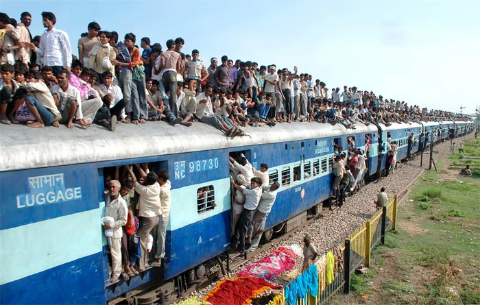 The last wagons of the waves of posts - A wave of posts, A train, Humor