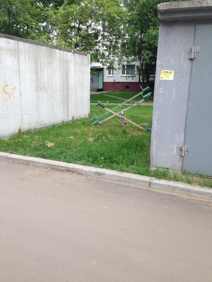 An ordinary yard in RUSSIA!! - My, Swing, Children, Как так?, beauty, How?