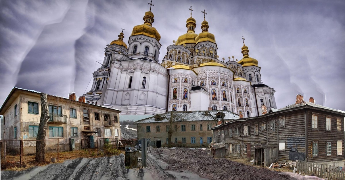 Церковь напротив панельки