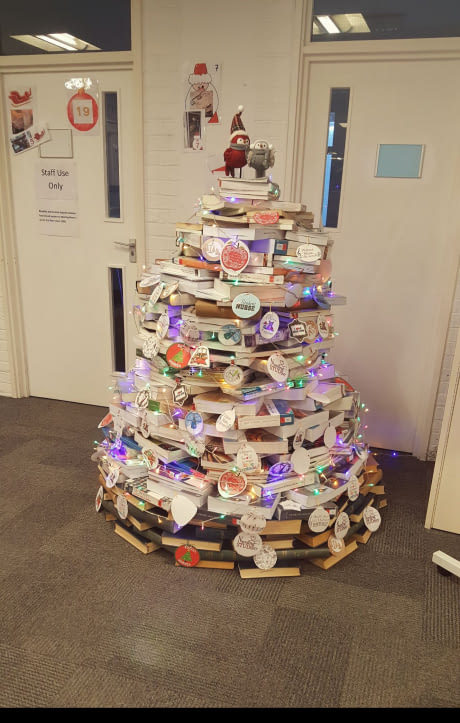 Christmas tree, in a British university. - Christmas, Books, read books, University, Christmas trees, New Year