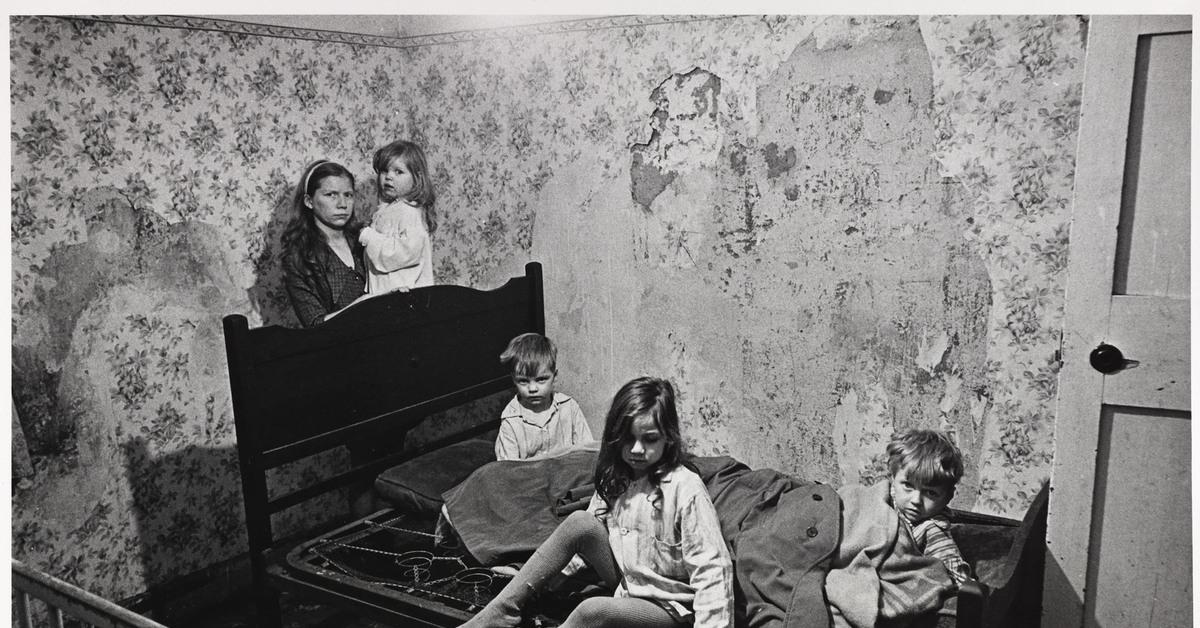 Нищета в детстве. Англия 60х годов трущобы. Бедная семья. Советские трущобы.