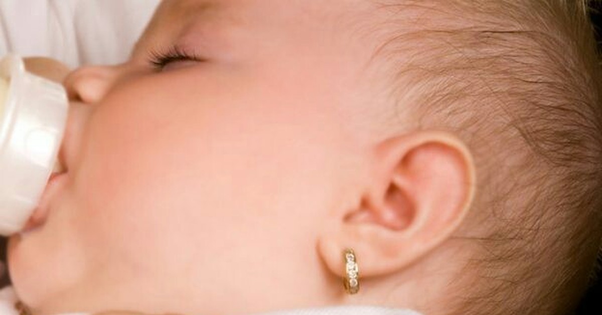 Во сколько детям прокалывают уши. Младенец с сережками. Сережки для годовалого ребенка. Серьги для грудничков.