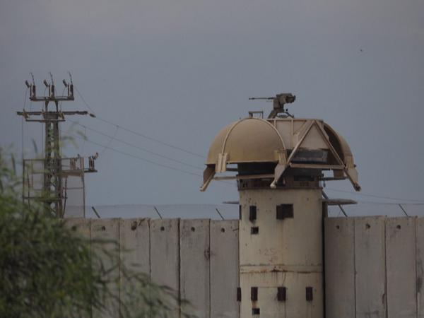 Выглядит как будто из кино или игрушки на тему постапокалиптики...