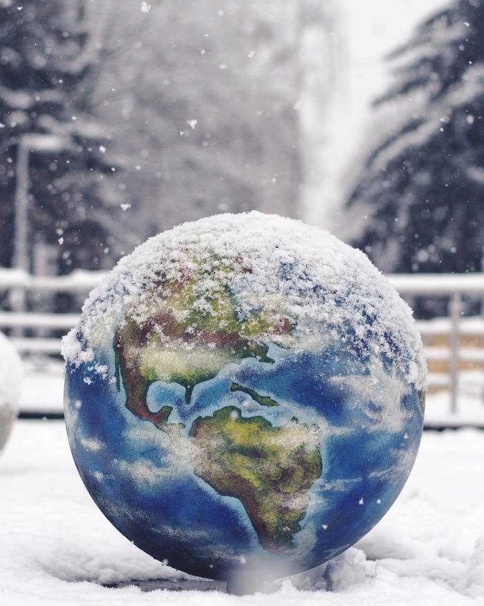 And winter came. - My, Winter, the globe, Fountain, Snow, Snowfall