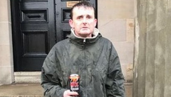 A homeless man stood in the rain for several hours, guarding the forgotten money in the car - news, Honor, Money, Homeless, Liferu, Rain, Security, Car