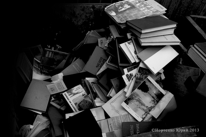 Pain of a book lover - The photo, Black and white photo, Do not do like this, My, My, Garbage, Books