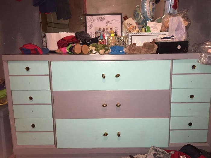 What color is the chest of drawers? Another illusion - Reddit, Color