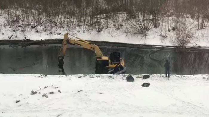 Just cleaning up the river. Excavator. In winter. - Yekaterinburg, news, Excavator, River, Drowned, Iset, Working moments, Video, Work